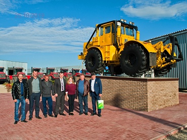 Открытие памятника трактору К-700А
