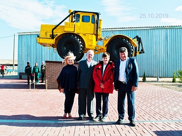Открытие памятника трактору К-700А