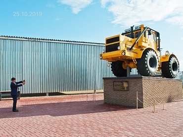 Открытие памятника трактору К-700А